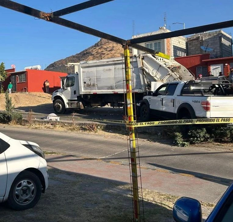 Un conductor presuntamente en estado de ebriedad atropelló y mató a un trabajador del área de limpia y a una vecina en el fraccionamiento Casas Geo Pueblos Mágicos, ubicado en los límites de Atlixco y San Juan Tianguismanalco.