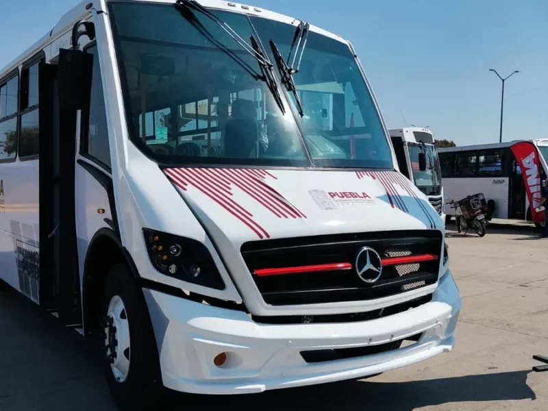 Transportistas de Puebla acuden a pagar multa y les muestran camiones nuevos