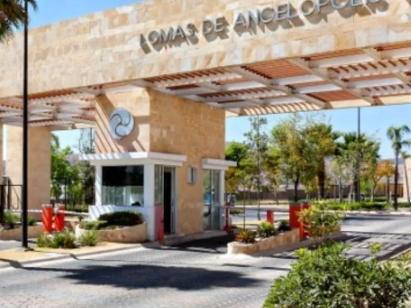 Residentes morosos de Lomas de Angelópolis golpean a guardias y destrozan caseta