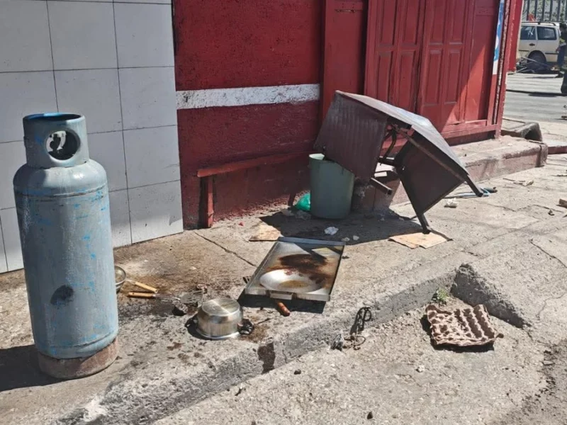 Borracho se queda dormido y choca contra puestos en Lomas de San Miguel