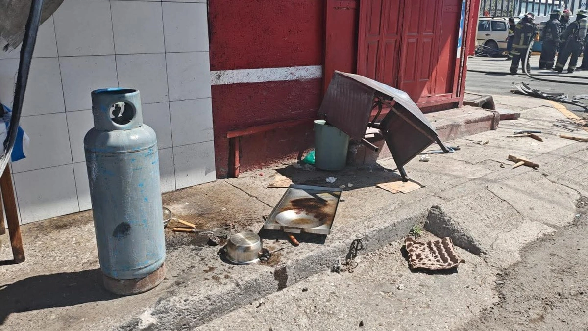 Borracho se queda dormido y choca contra puestos en Lomas de San Miguel