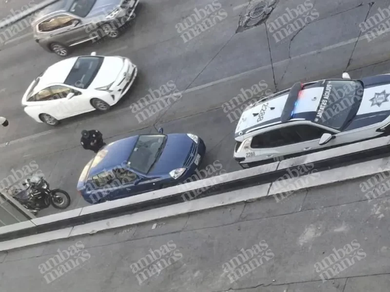 Balean vehículo y conductor pide auxilio sobre la Vía Atlixcáyotl