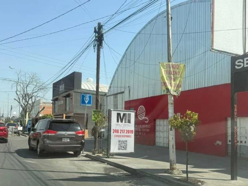 Empresa de mobiliario urbano se agandalla calles en Zavaleta para poner espacios publicitarios