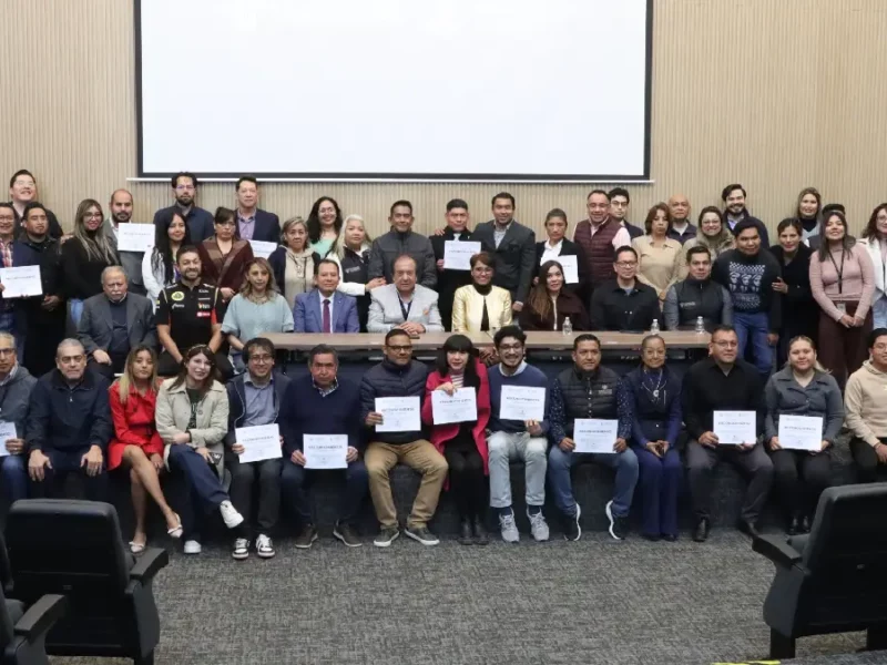 Reconocen a 49 servidores públicos del Congreso de Puebla por su profesionalismo
