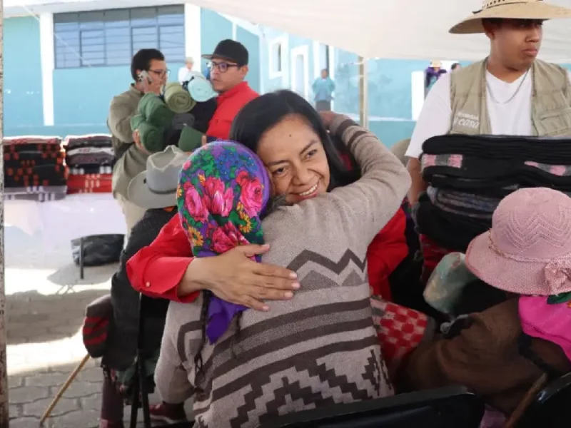 Ariadna Ayala encabeza entrega de cobijas en San Pedro Benito Juárez en Atlixco