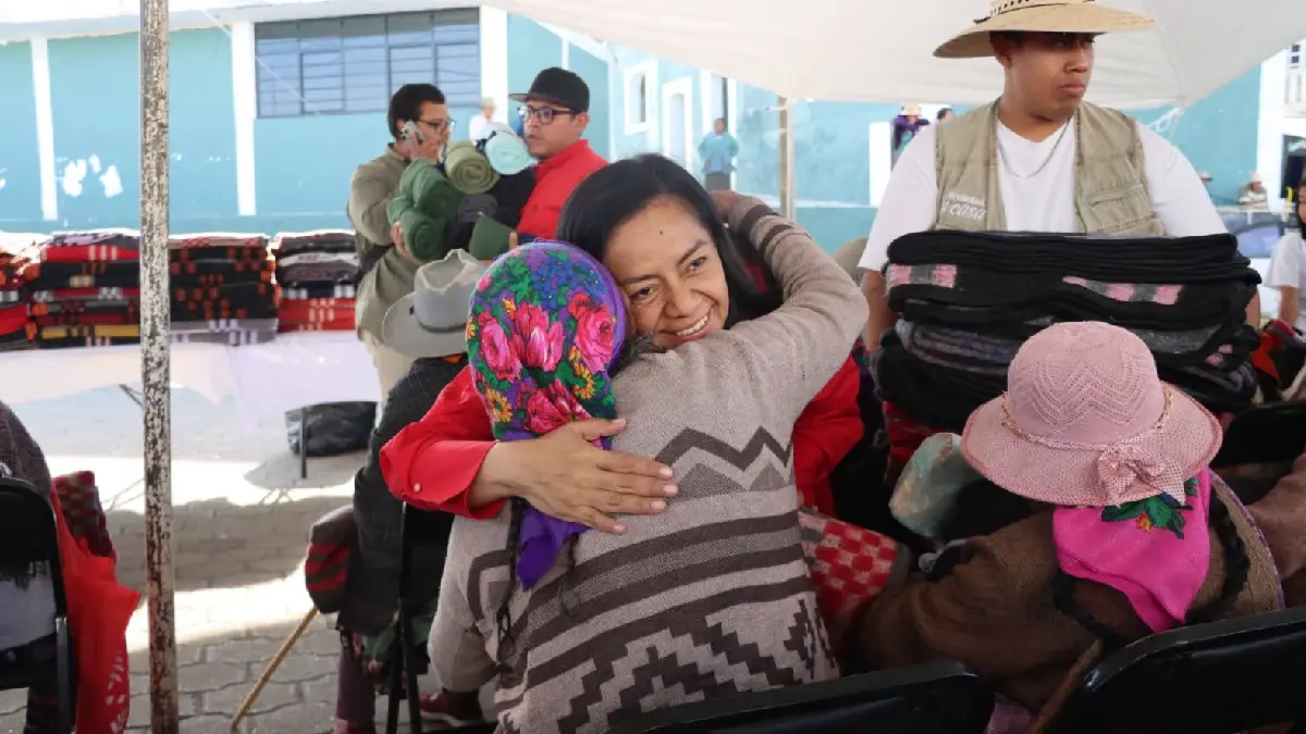 Ariadna Ayala encabeza entrega de cobijas en San Pedro Benito Juárez en Atlixco