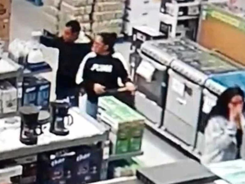 VIDEO: Farderos fingen ser familia para robar en el Aurrera de Chapulco