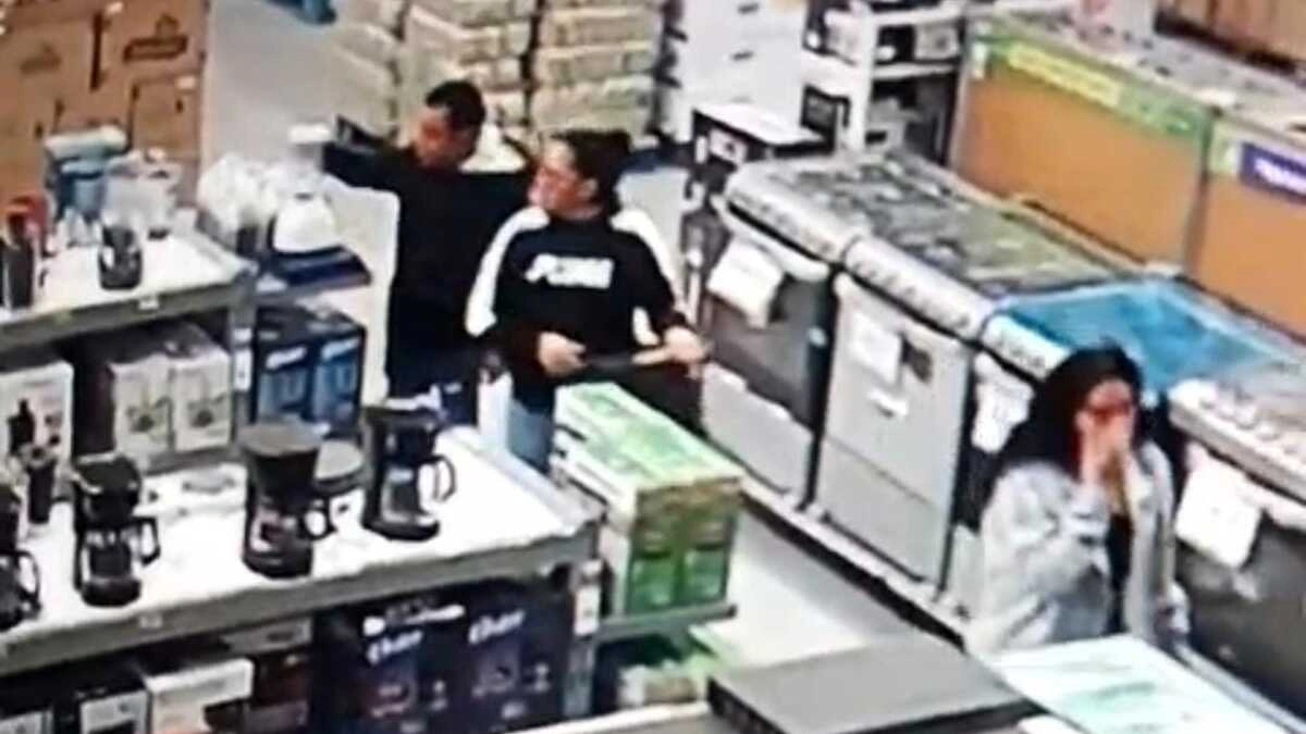 VIDEO: Farderos fingen ser familia para robar en el Aurrera de Chapulco