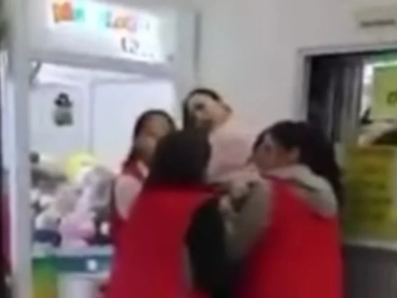VIDEO: Sorprenden a presuntos farderos en Soriana de Plaza Loreto