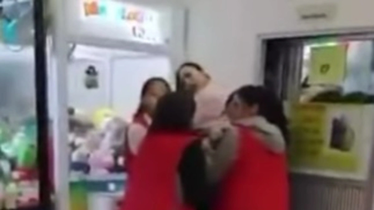 VIDEO: Sorprenden a presuntos farderos en Soriana de Plaza Loreto