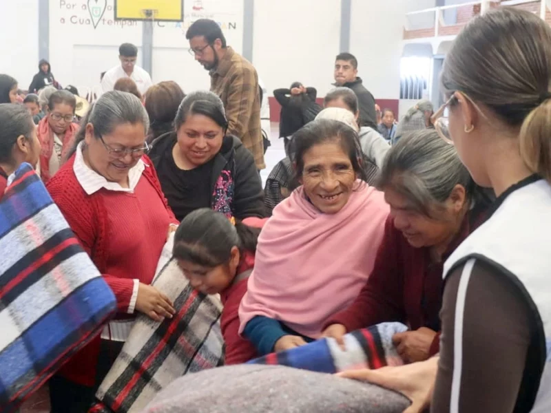 BUAP y Fundación Green Carson entregan frazadas elaboradas con PET a 270 familias