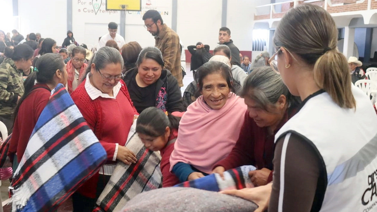 BUAP y Fundación Green Carson entregan frazadas elaboradas con PET a 270 familias