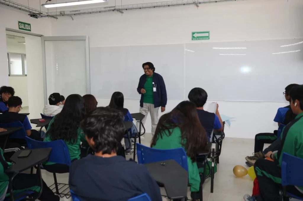También el Bachillerato Tecnológico cuenta con un área de atención, elevador, estacionamiento, cancha de usos múltiples y camino de acceso.