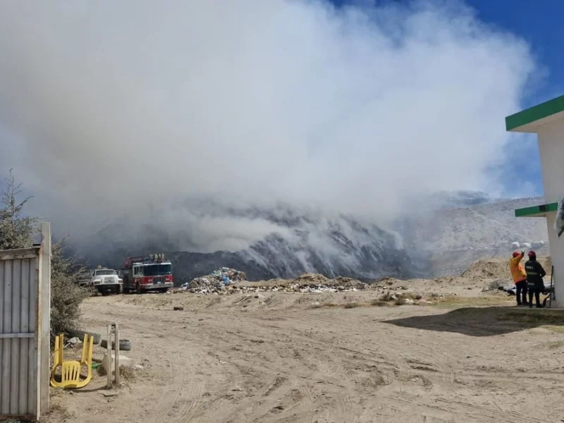 Incendio en basurero de San José Chiapa continúa tras dos días 