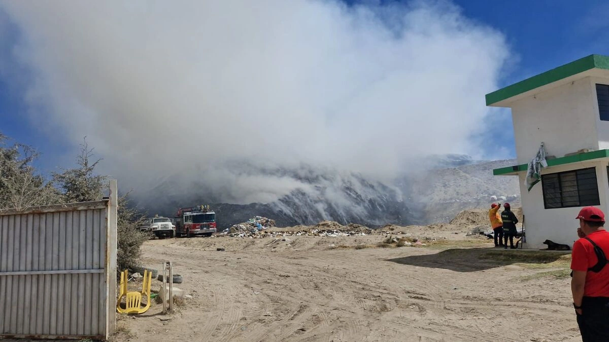 Incendio en basurero de San José Chiapa continúa tras dos días 