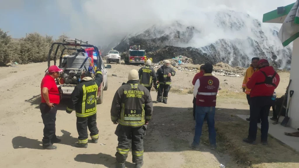 Hasta este 26 de febrero, el incendio en el basurero de San José Chiapa está liquidado al 70%.
