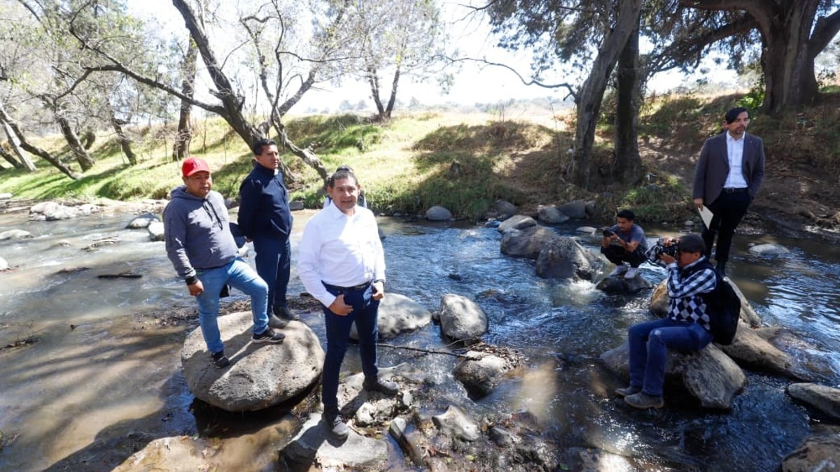 Armenta supervisa saneamiento del río Atoyac; van 30 kilómetros