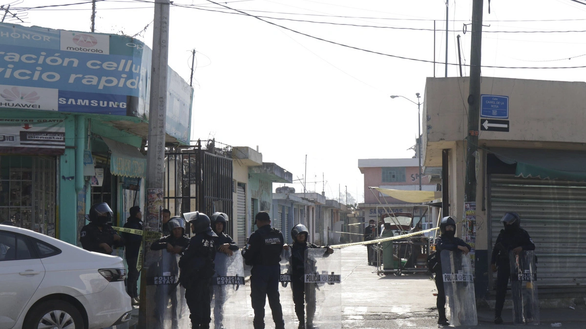 Excavan locales en el mercado Morelos en busca de restos humanos  