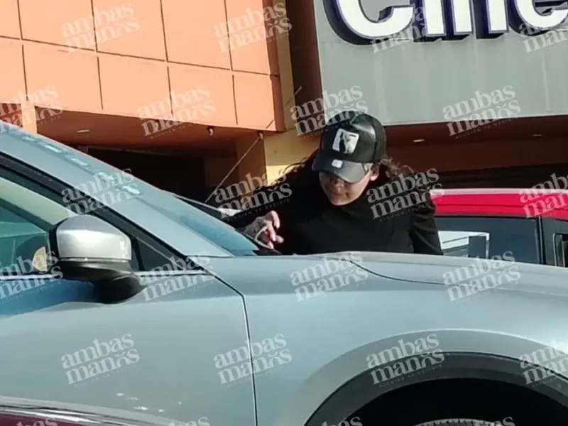 ¡CUIDADO! Supuestos ministeriales revisan autos en estacionamientos de Puebla para extorsionar