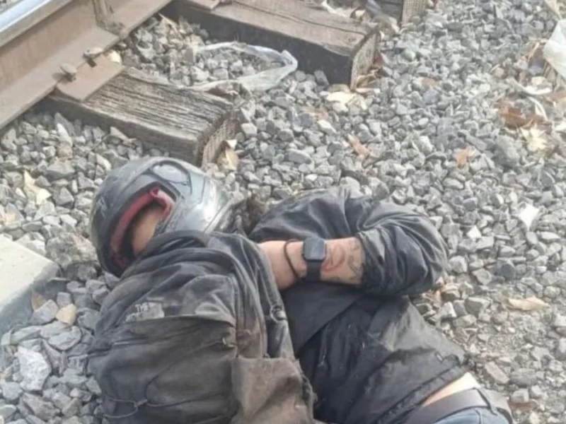 Motociclista pierde la mano al ser embestido por un tren en el Parque Industrial 2000