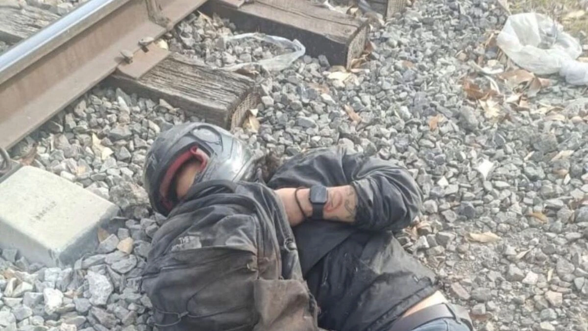 Motociclista pierde la mano al ser embestido por un tren en el Parque Industrial 2000