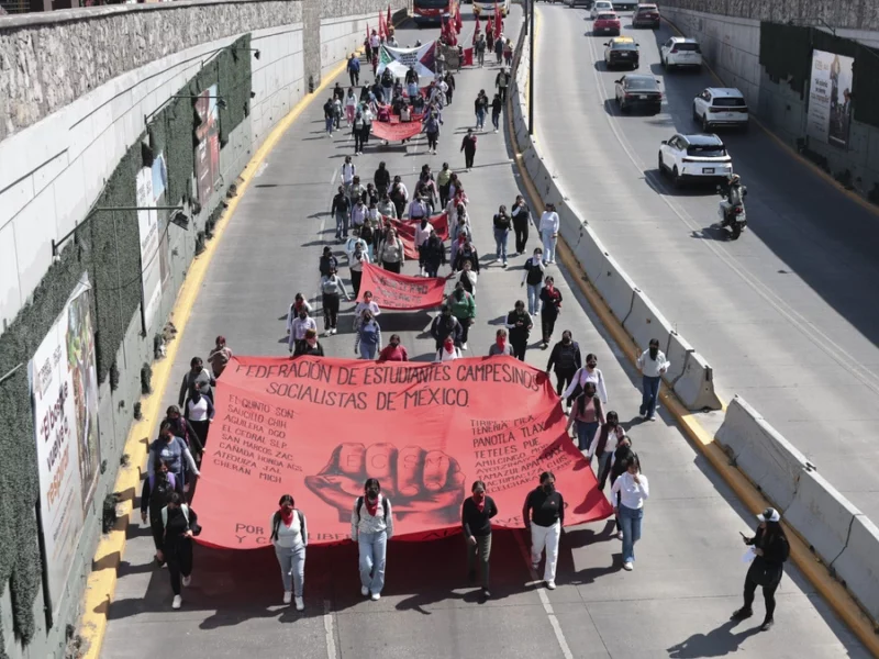 Caos en el bulevar 5 de Mayo por manifestación de normalistas de Teteles  