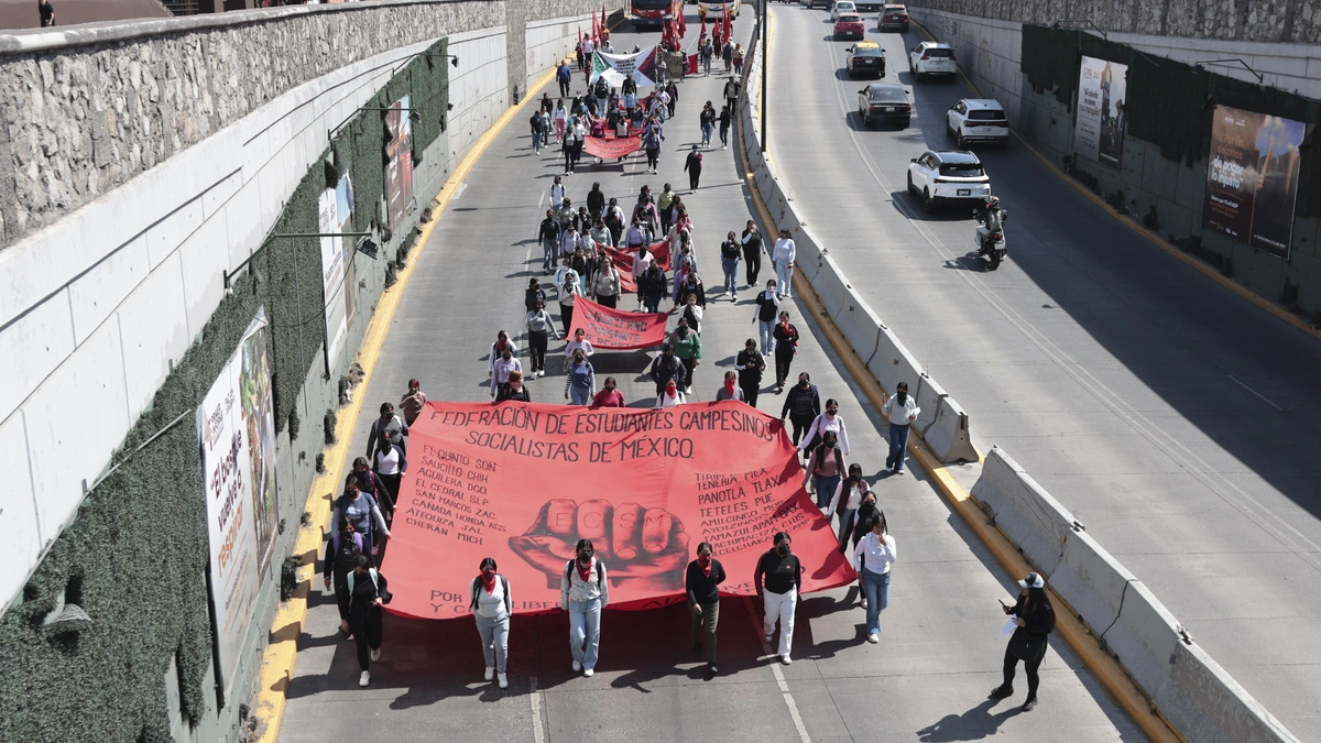 Caos en el bulevar 5 de Mayo por manifestación de normalistas de Teteles  
