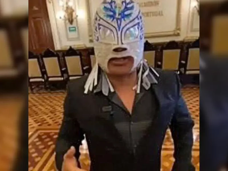 Pegasso, el luchador y policía municipal acusado de golpear a su hijo, sigue activo