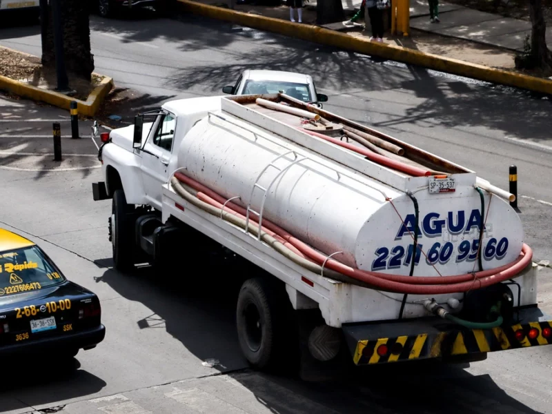 Gobierno de Puebla lanza licitación para comprar de 105 pipas y llevar agua a las colonias