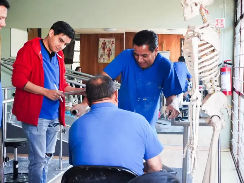 Gestiona Shamy Spezia prótesis de mano y pierna para pacientes del CRI Huejotzingo