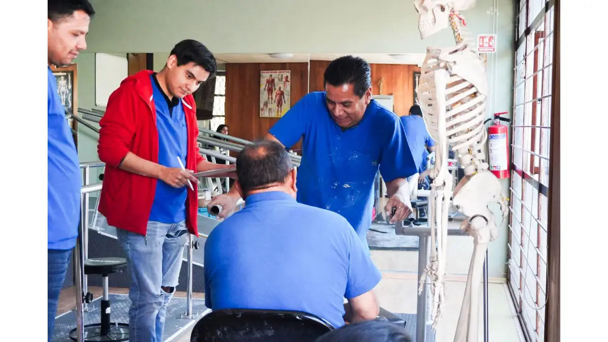 Gestiona Shamy Spezia prótesis de mano y pierna para pacientes del CRI Huejotzingo