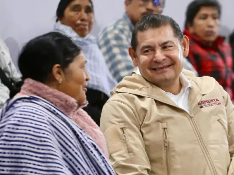 Como un acto de amor y compromiso, mujeres y adultos mayores reciben tarjetas de bienestar