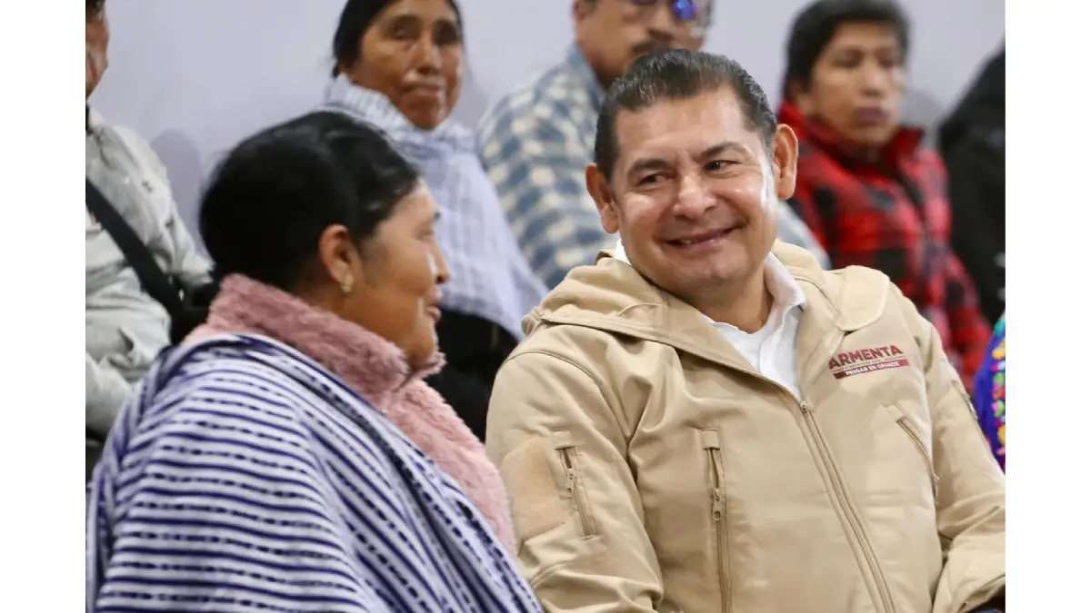 Como un acto de amor y compromiso, mujeres y adultos mayores reciben tarjetas de bienestar