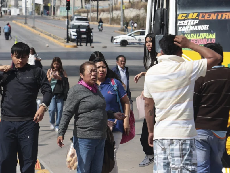 Transportistas y vecinos bloquean el bulevar Valsequillo y Periférico Ecológico  