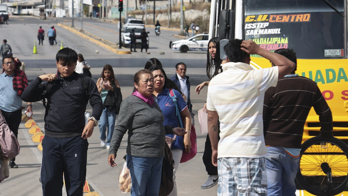 Transportistas y vecinos bloquean el bulevar Valsequillo y Periférico Ecológico  