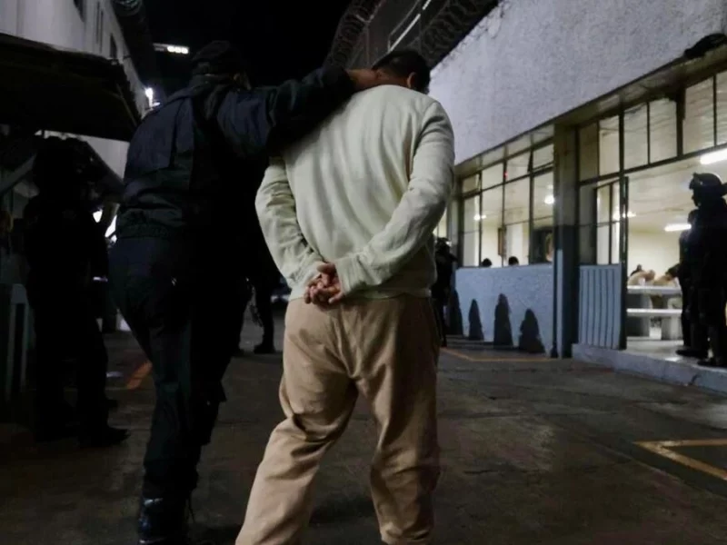Trasladan a 30 internos del penal de San Pedro Cholula a Tepexi de Rodríguez