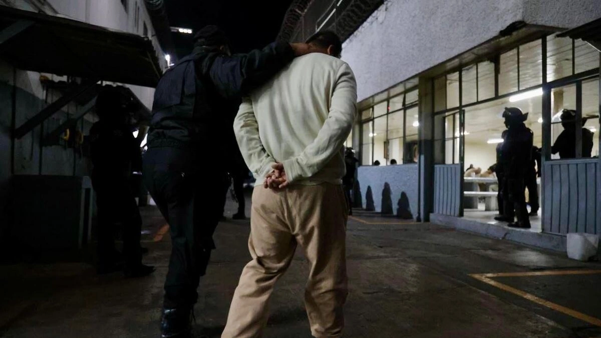 Trasladan a 30 internos del penal de San Pedro Cholula a Tepexi de Rodríguez