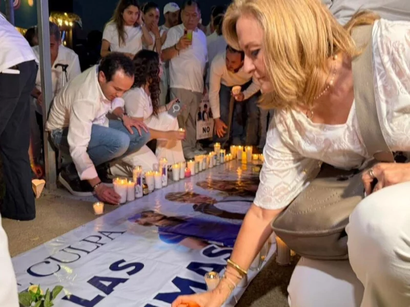 Colocan ofrenda en memoria de las víctimas del ataque en Sala de Despecho Puebla