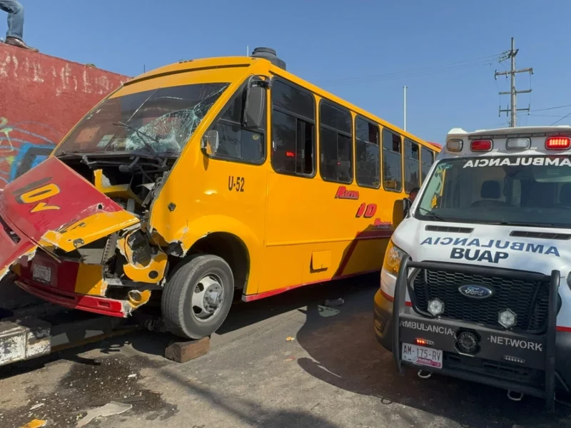 Estudiantes de la BUAP resultan ilesos tras ser atropellados por ruta 10 