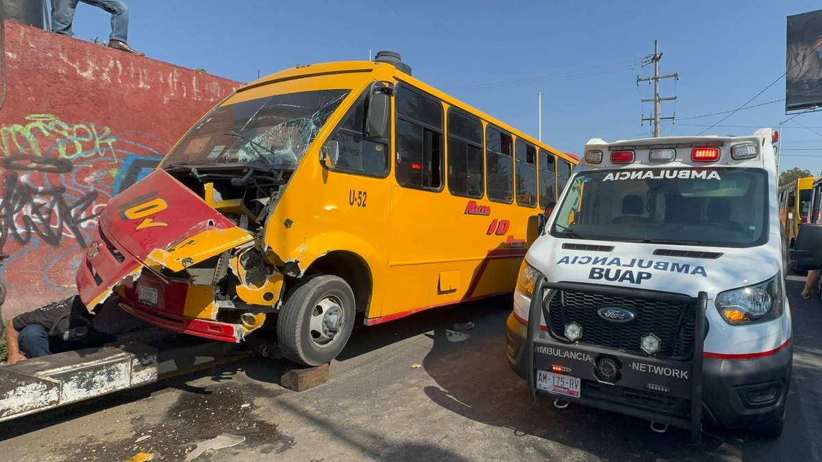 Estudiantes de la BUAP resultan ilesos tras ser atropellados por ruta 10 