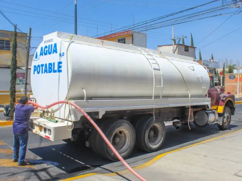 Garantiza Roberto Solís abasto de agua en el primer barrio durante rehabilitación del pozo "El Pirul"