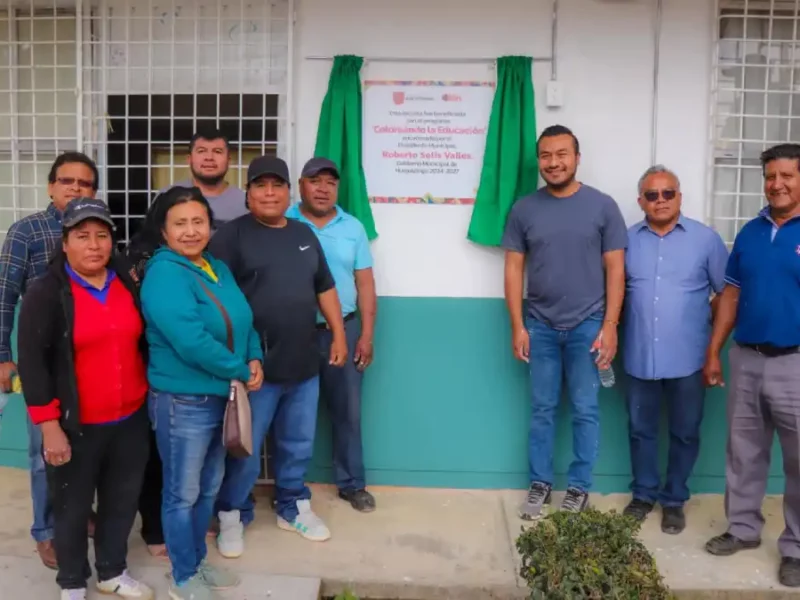 Roberto Solís impulsa la mejora de la telesecundaria"José Vaconcelos" en Atexcac con el programa "Coloreando la Educación"
