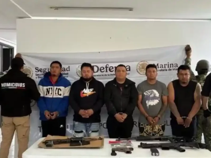 Hombres detenidos por partificpar en un enfrentamiento contra agentes de la FGE en Texmelucan.