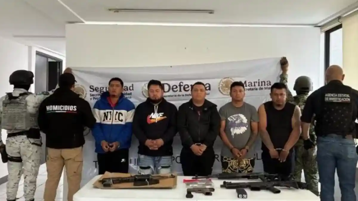 Hombres detenidos por partificpar en un enfrentamiento contra agentes de la FGE en Texmelucan.