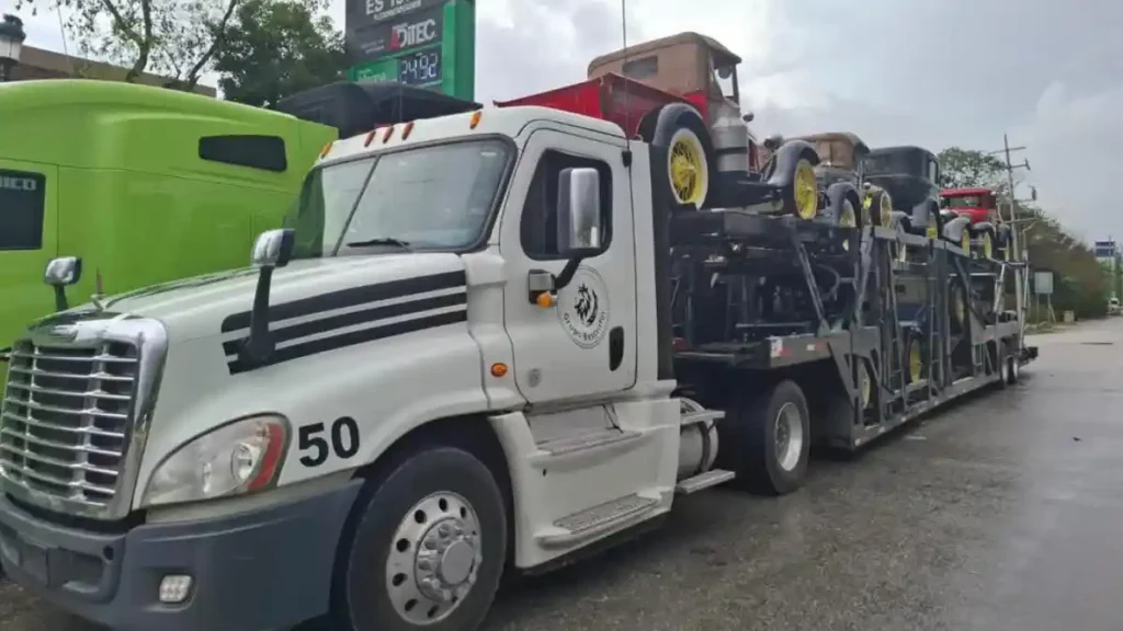 Nodriza que transportaba una flotilla de autos clásicos.