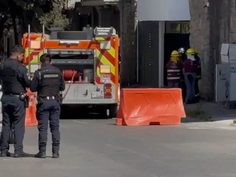 Policías y elementos de Protección Civil controlando la fuga de gas en el fraccionamiento Las Fuentes.