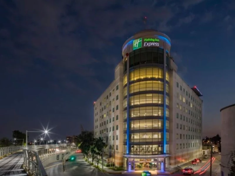 Hallan muertos a madre e hijo en el Holiday Inn del bulevar Hermanos Serdán 