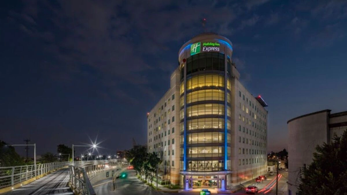Hallan muertos a madre e hijo en el Holiday Inn del bulevar Hermanos Serdán 