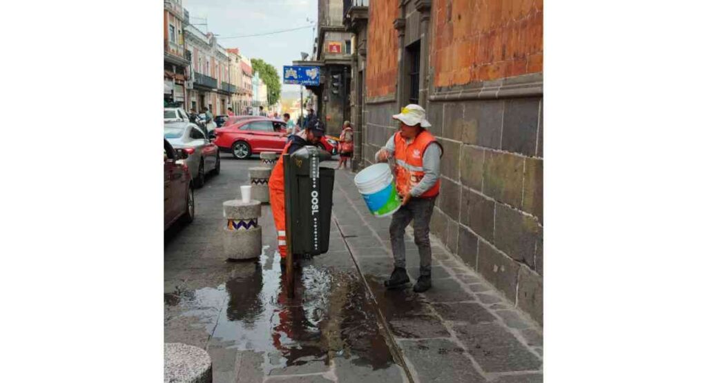 Realizan lavado de papeleros y soterrados en el Centro Histórico de Puebla.