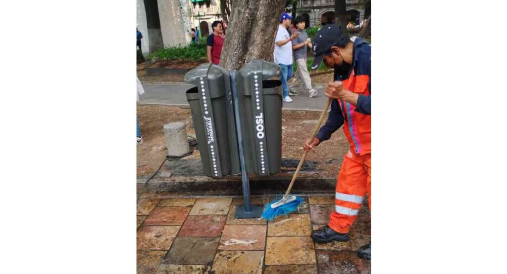 Realizan lavado de papeleros y soterrados en el Centro Histórico de Puebla.